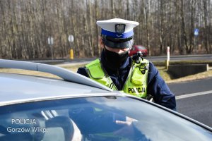 policjant kontroluje kierowcę auta