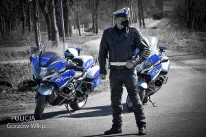 policjant drogówki, w tle motocykle