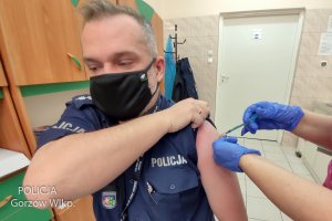 policjant podczas szczepienia