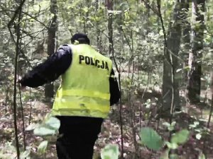 policjant idzie przez las