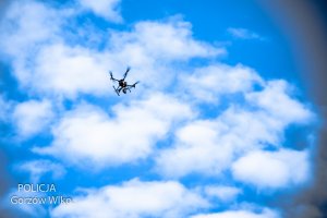 dron na niebie