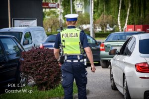 policjant ruchu drogowego idzie w stronę auta