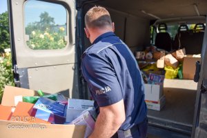 policjanci pakują kartony z darami dla hospicjum
