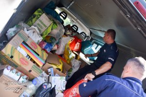 policjanci z darami dla hospicjum, układają paczki w busie