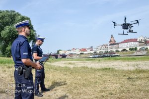 policjanci startujący drona