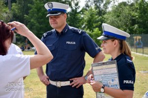 policjanci rozmawiają z kobietą