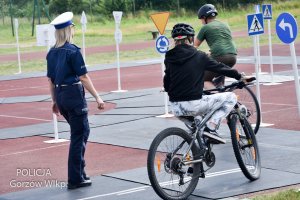 policjantka i rowerzyści na torze przeszkód