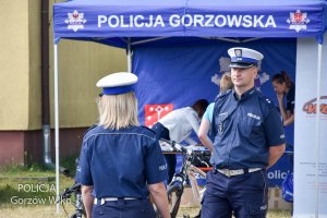 policjanci ruchu drogowego na egzaminie na kartę rowerową