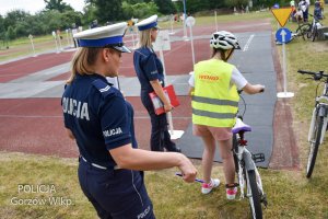 policjanci ruchu drogowego na egzaminie na kartę rowerową