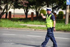 policjant zatrzymuje do kontroli kierowcę