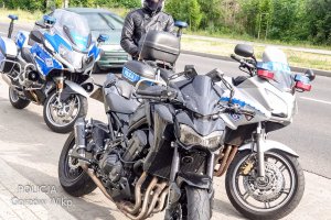 policjanci na motocyklach i motocykl kierowcy zatrzymanego do kontroli