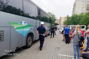 policjanci kontrolują autokar