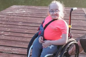 dziewczynka na wózku inwalidzkim