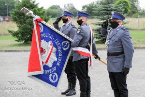 poczet sztandarowy na placu przy komisariacie