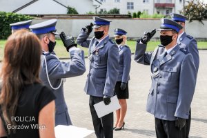 komendanci wręczają akty mianowania. policjanci oddają honory