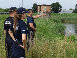 Policjantka i Strażnicy Miejscy sprawdzają niestrzężone akweny wodne