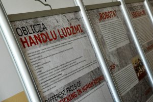 plakat dotyczący problematyki handlu ludźmi