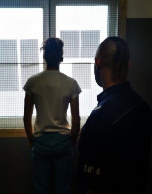 Na zdjęciu drugi zatrzymany sprawca, który przebywa w pomieszczeniu dla osób zatrzymanych.