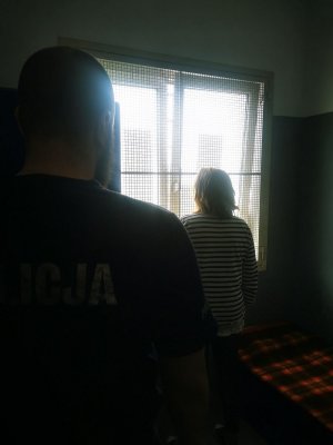 Na zdjęciu kobieta, druga z zatrzymanych przebywa w pomieszczeniu dla osób zatrzymanych.