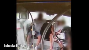 mężczyzna w autobusie uderza kobietę w twarz