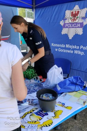 policjantka rozmawia z dziećmi