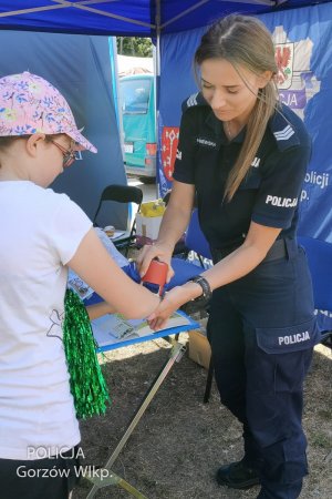 policjantka odbija pieczątkę