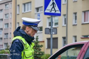 policjantka rozmawia z kierowca