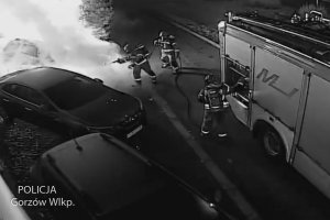 strażacy gaszą pożar auta
