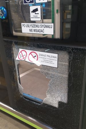 szyba wybita w drzwiach tramwaju