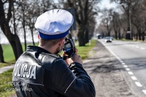 policjant kontroluje prędkość