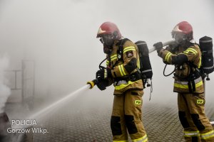 strażacy gaszą pożar
