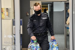 policjant z opakowaniami z nakrętkami