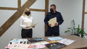 Na zdjęciu I Zastępca Komendanta Miejskiego Policji oraz Dyrektor Gorzowskiego Centrum Pomocy w Rodzinie ogłaszają , kto wygrał konkurs