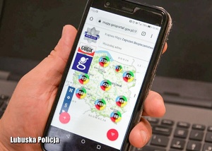 telefon z wyświetloną mapą