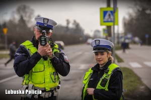 policjanci kontrolują prędkość