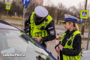 policjanci podczas kontroli drogowej