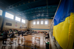 flaga ukrainy, w tle hala sportowa
