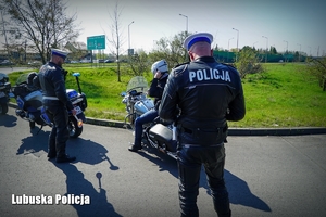 Policjanci przeprowadzają kontrole drogową wobec motocyklisty