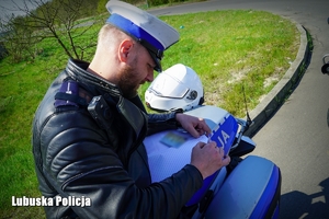 Policjant wypisuje dokumentacje