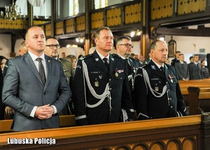 Policjanci podczas mszy świętej w kościele.