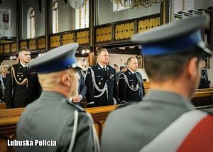 Policjanci podczas mszy świętej w kościele.