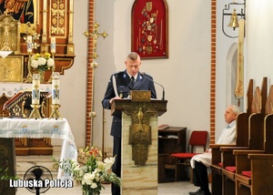 Policjant podczas mszy świętej w kościele.