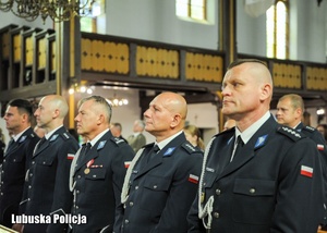 Policjanci podczas mszy świętej w kościele.