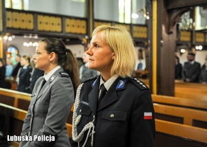 Policjantki podczas mszy świętej w kościele.