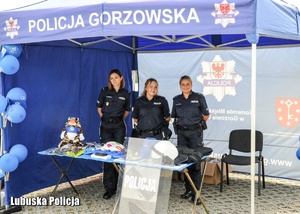 Policjantki na stoisku profilaktycznym.