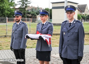 Poczet flagowy policjantów.