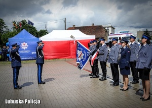 Oddanie honorów sztandarowi policyjnemu przez komendantów Policji.