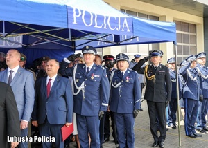 Policjanci i inne osoby podczas odgrywania hymnu państwowego.