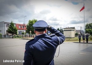 Policjant podczas odgrywania hymnu państwowego.