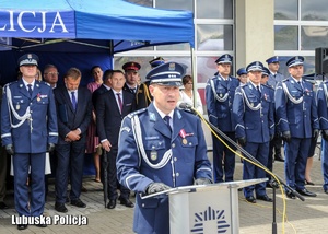 Komendant Miejski Policji przemawia w czasie obchodów Święta Policji.